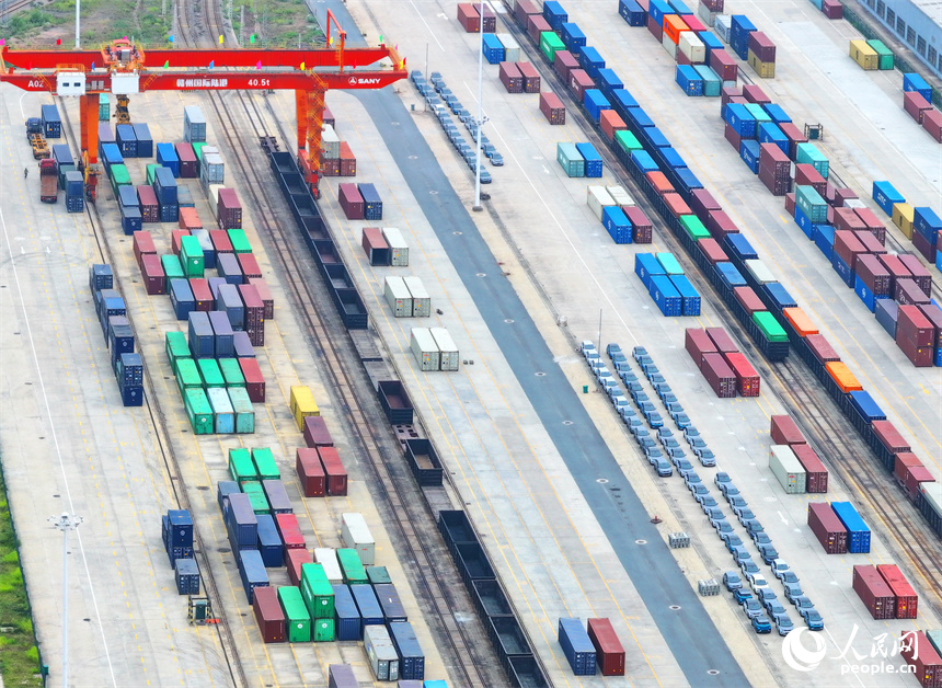 大型吊裝設備在裝運出口的國產電動載人汽車。人民網 朱海鵬攝