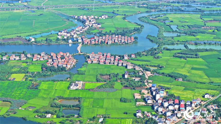 航拍江西省南昌市南昌縣富山鄉灘上村，鱗次櫛比的農房與濕地、田園相映成趣。人民網 朱海鵬攝