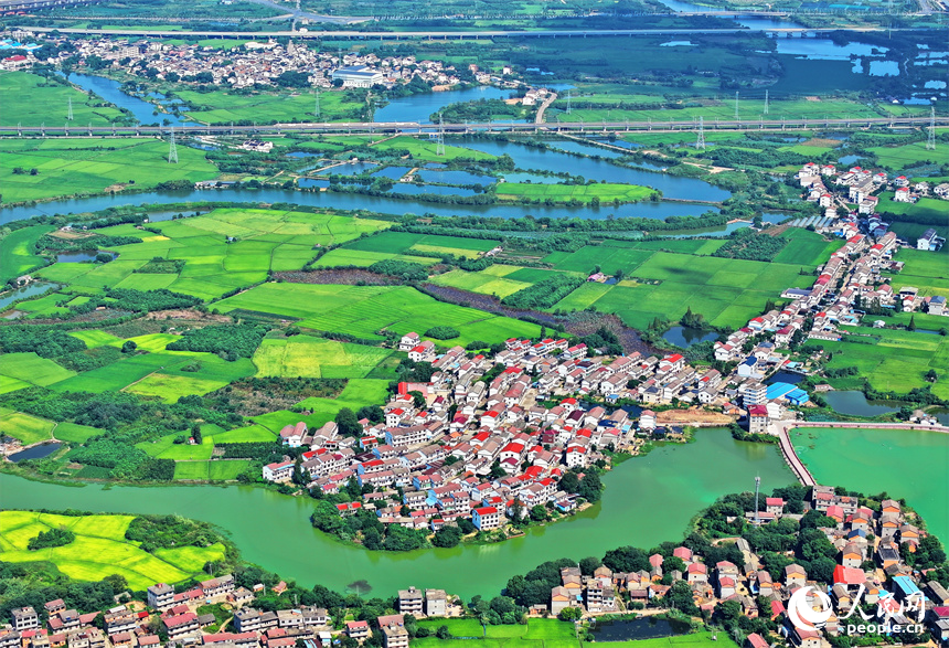 航拍江西省南昌市南昌縣富山鄉灘上村，鱗次櫛比的農房與濕地、田園相映成趣。人民網 朱海鵬攝