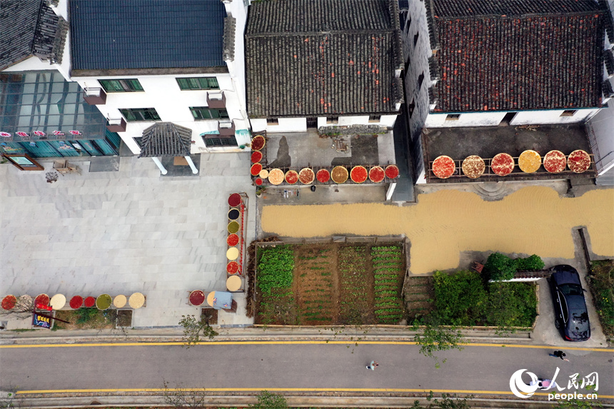 婺源縣秋口鎮王村石門自然村，裝著各類農作物的曬匾如同調色盤。 人民網記者 時雨攝