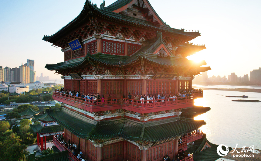 游客登上滕王閣，遠眺南昌一江兩岸美景，飽覽贛江秋色。人民網記者 毛思遠攝