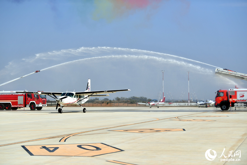 通航儀式上，飛機過水門。 人民網記者 時雨攝