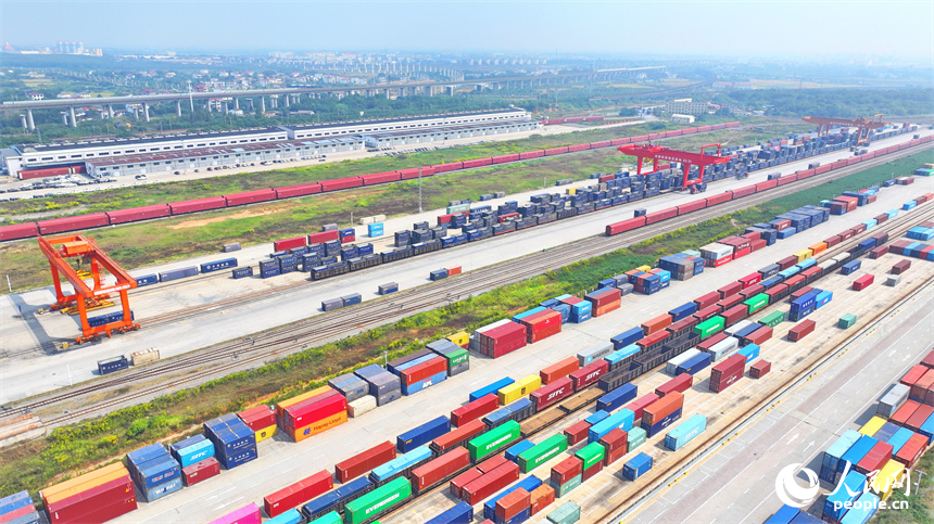 江西省南昌國際陸港內車水馬龍，一片繁忙。人民網 朱海鵬攝