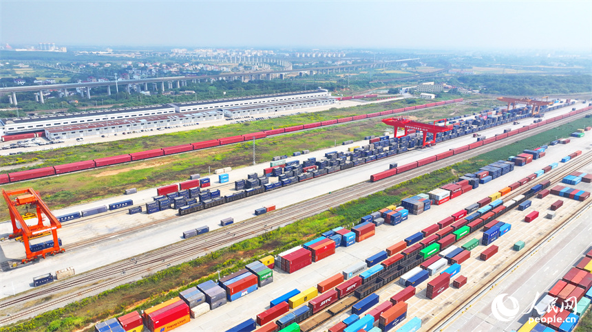 江西省南昌國際陸港內車水馬龍，一片繁忙。人民網 朱海鵬攝