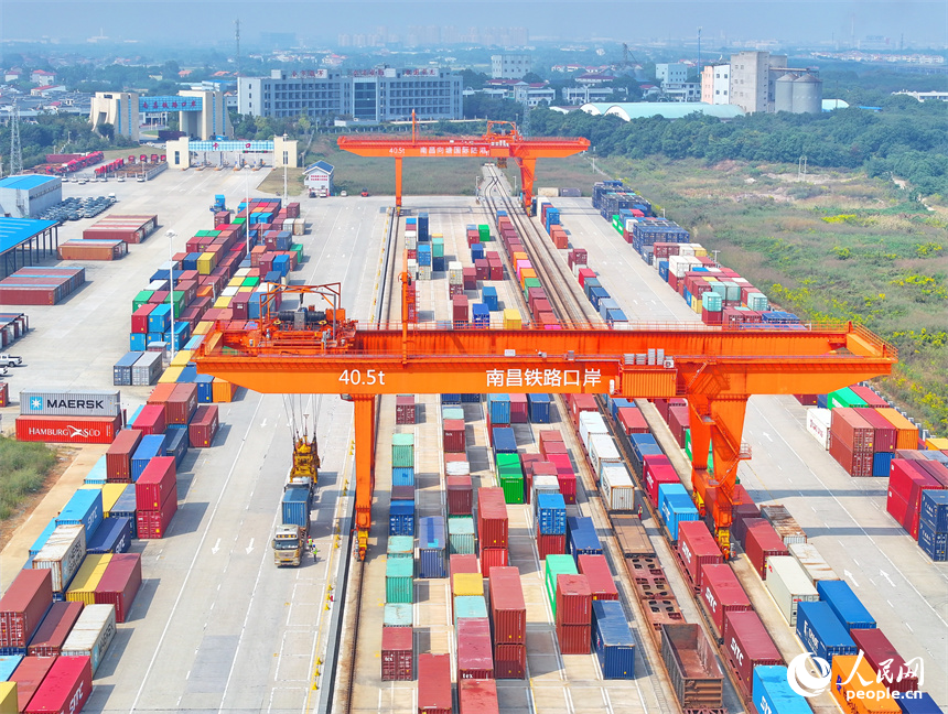 江西省南昌國際陸港內車水馬龍，一片繁忙。人民網 朱海鵬攝