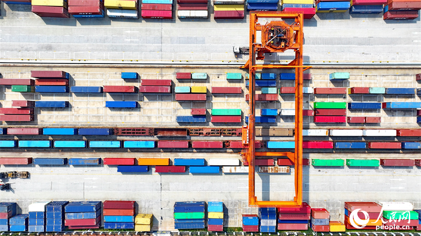 江西省南昌國際陸港內車水馬龍，一片繁忙。人民網 朱海鵬攝