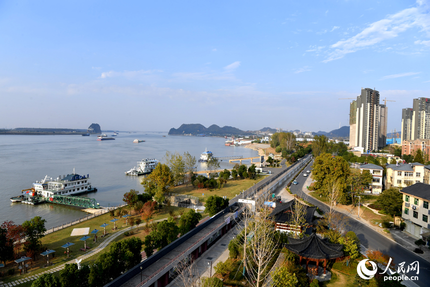 長江彭澤段岸線黃金水道與岸邊美景交相呼應。 人民網記者 時雨攝
