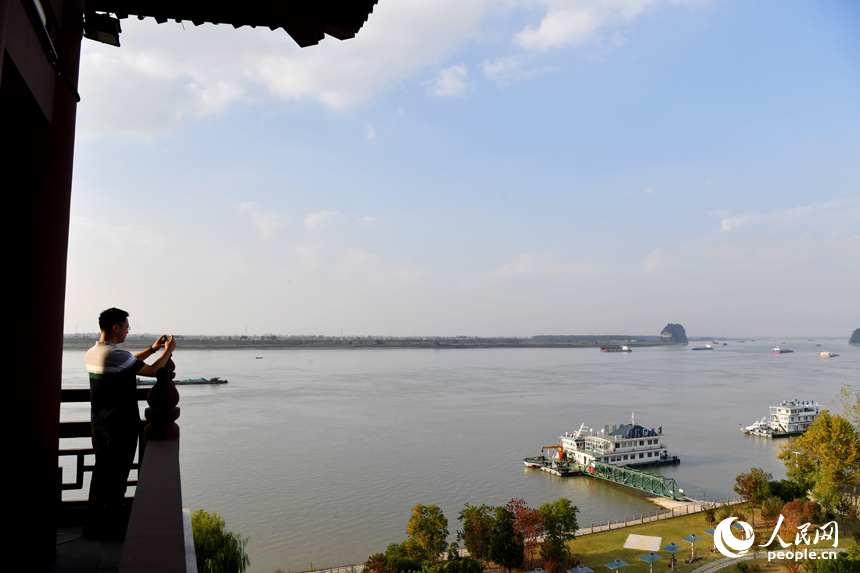 長江彭澤段岸線黃金水道與岸邊美景交相呼應。 人民網記者 時雨攝