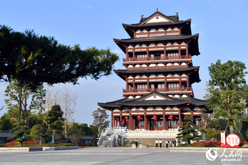 長江彭澤段岸線新建的亭臺樓閣，成為岸線美麗風景。 人民網記者 時雨攝