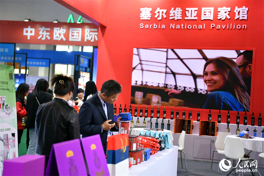 國外知名食品企業在展會上展示推廣富有異域風情的產品。 人民網記者 時雨攝