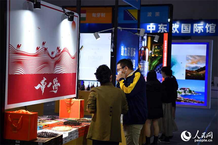 國外知名食品企業在展會上展示推廣富有異域風情的產品。 人民網記者 時雨攝