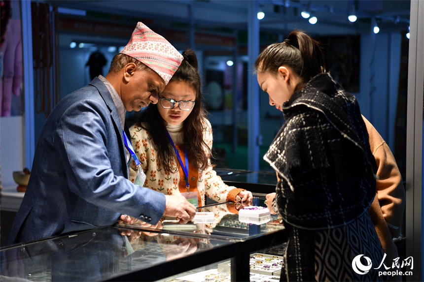 國外參展商向市民介紹展出的產品。 人民網記者 時雨攝