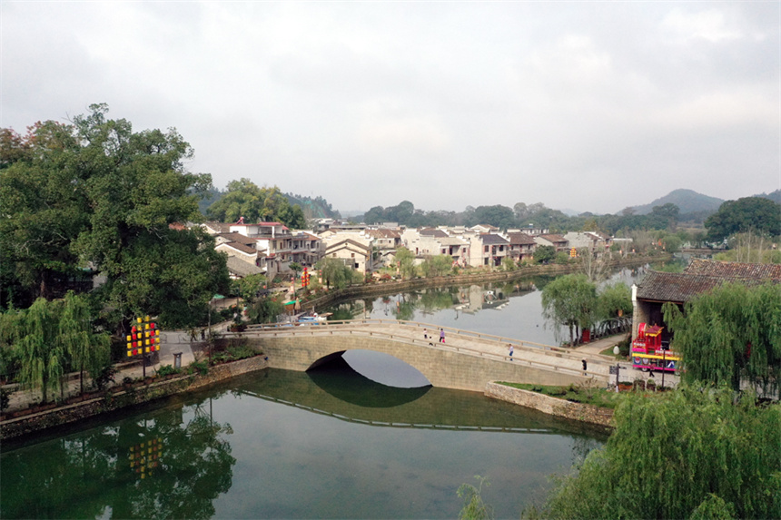 航拍鏡頭下的樂安縣流坑古村。 人民網記者 時雨攝