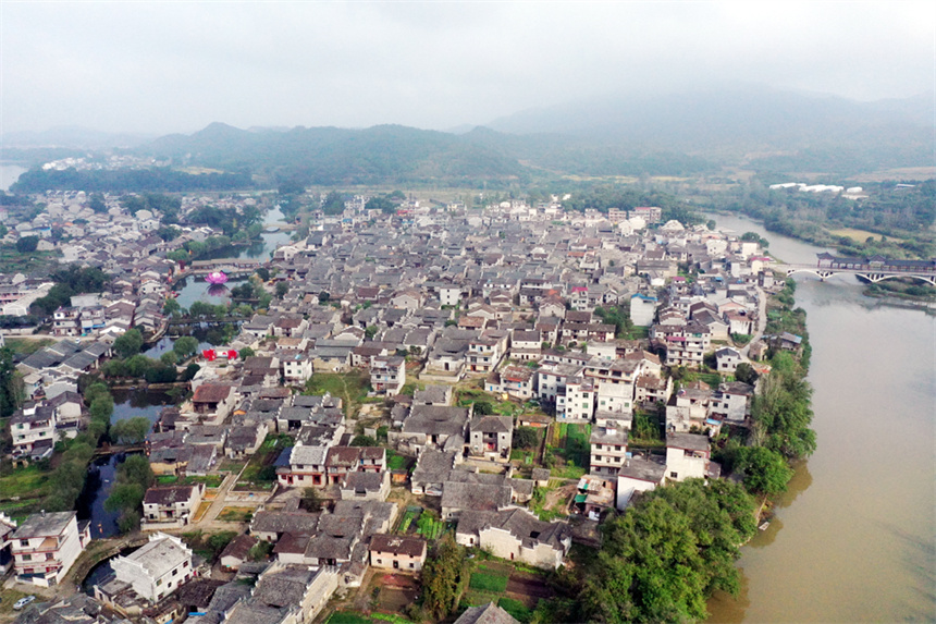 航拍鏡頭下的樂安縣流坑古村。 人民網記者 時雨攝
