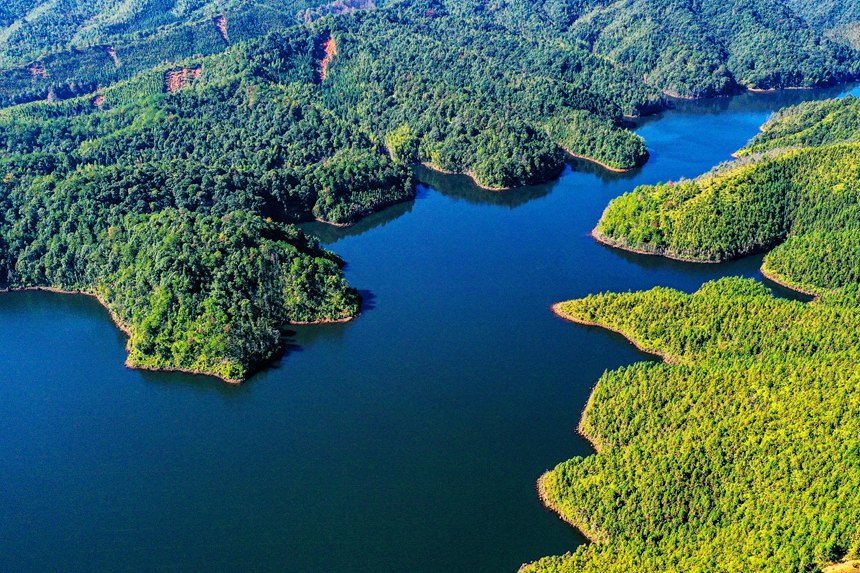航拍江西省贛州市定南縣巋美山鎮洋前壩水庫。詹繼成攝
