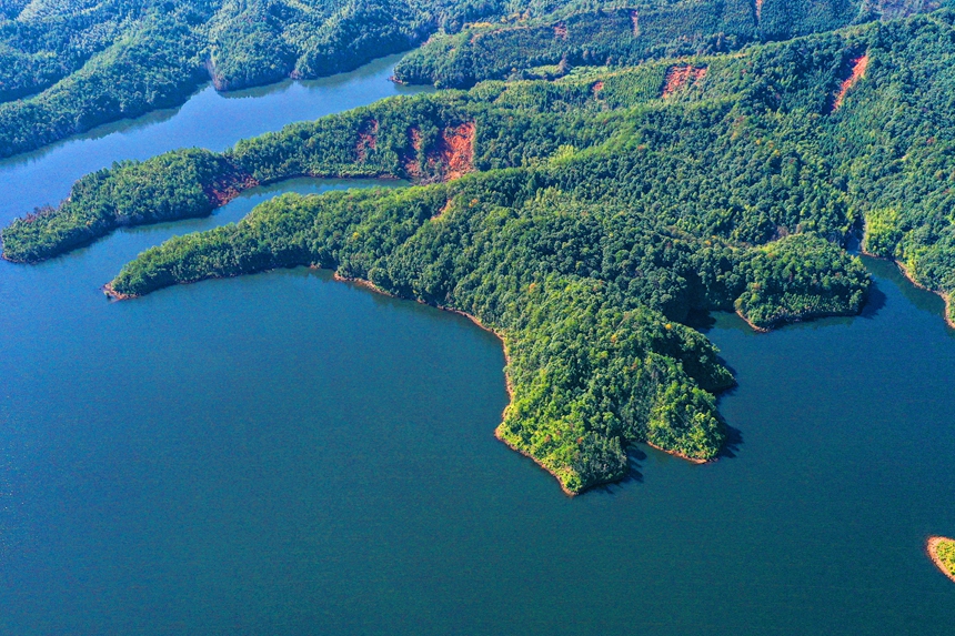 航拍江西省贛州市定南縣巋美山鎮洋前壩水庫。詹繼成攝