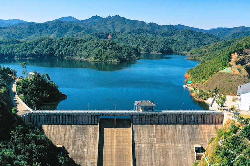 航拍江西省贛州市定南縣巋美山鎮洋前壩水庫。詹繼成攝