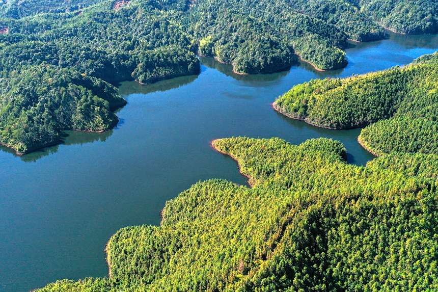 航拍江西省贛州市定南縣巋美山鎮洋前壩水庫。詹繼成攝