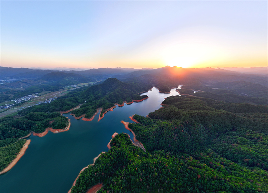 航拍鏡頭下的黃云水庫宛如一幅美麗的生態畫卷。袁吉輝攝