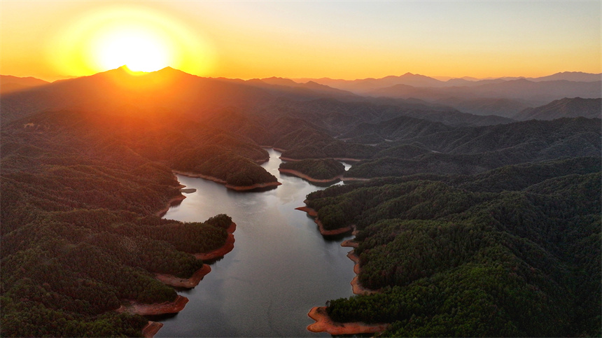 航拍鏡頭下的黃云水庫宛如一幅美麗的生態畫卷。袁吉輝攝