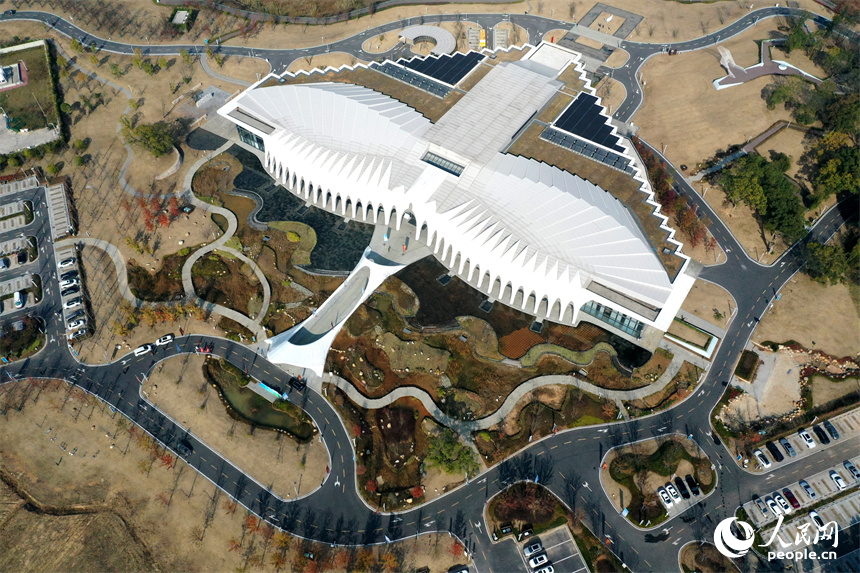 航拍鏡頭下的吳城候鳥小鎮景區生態文明展示館，猶如展翅的白鶴矗立在鄱陽湖畔。 人民網記者 時雨攝