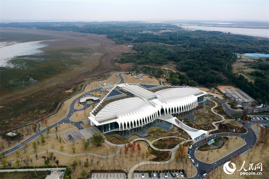航拍鏡頭下的吳城候鳥小鎮景區生態文明展示館，猶如展翅的白鶴矗立在鄱陽湖畔。 人民網記者 時雨攝