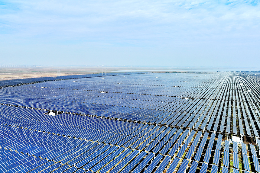 航拍鏡頭下的國家電投共青紅星光伏電站。潘成攝