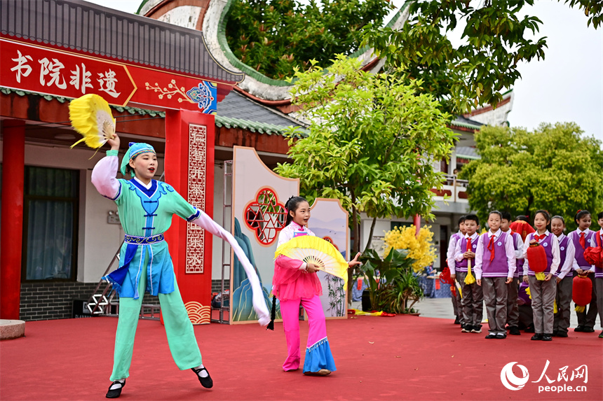 學生們在非遺小舞臺上表演贛南采茶戲。人民網 朱海鵬攝 