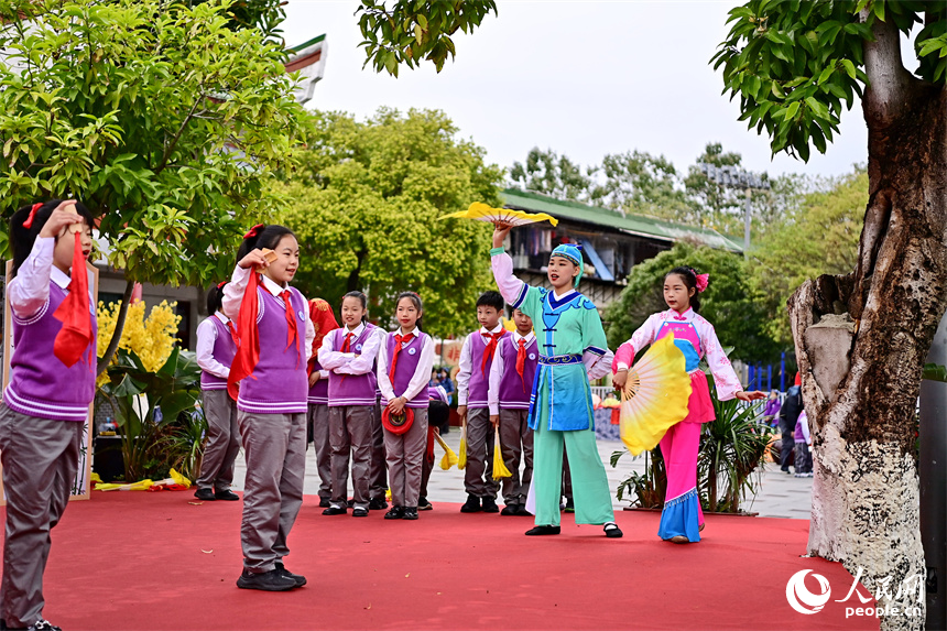 學生們在非遺小舞臺上表演贛南采茶戲。人民網 朱海鵬攝