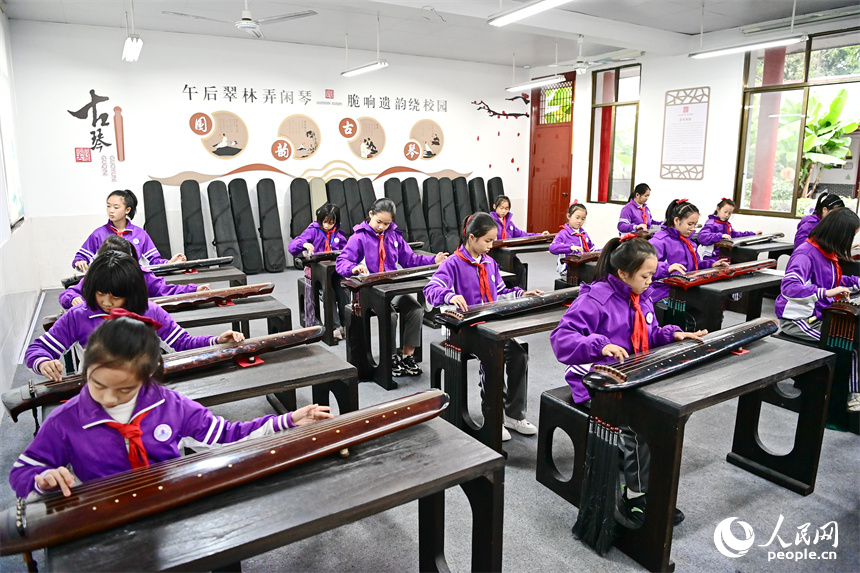 學生在客家非遺小課堂上學習古琴彈奏。人民網 朱海鵬攝