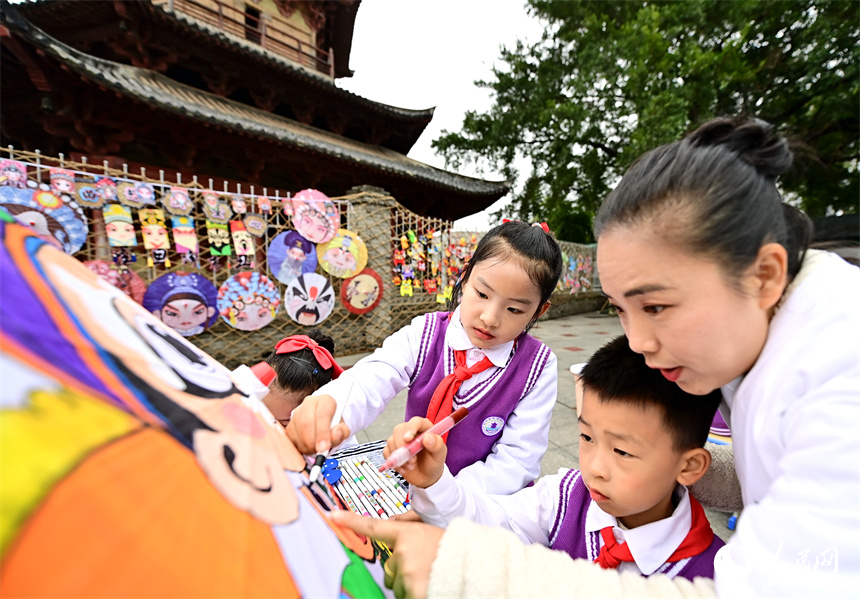 學生在客家非遺小課堂上學習制作紙傘。人民網 朱海鵬攝 