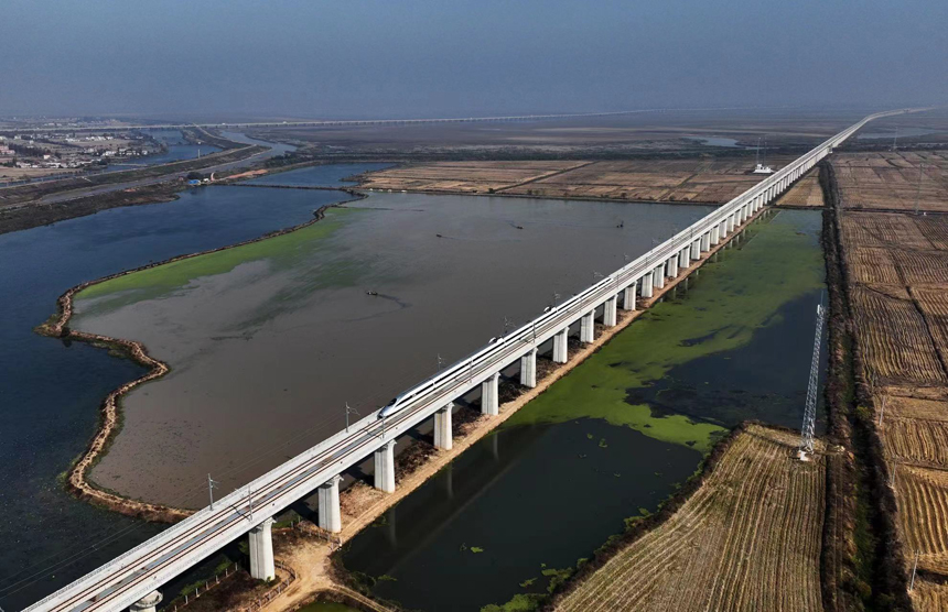 試運行動車組行駛在昌景黃高鐵金溪湖特大橋上。 胡國林攝