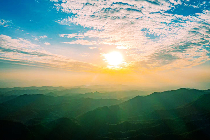 冬日時節，江西省贛州市信豐縣金盆山國家森林公園的龍井湖區色彩斑斕，美如畫卷。邱國偉攝