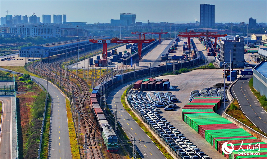 滿載新能源汽車的貨運列車駛出贛州國際陸港。人民網 朱海鵬攝