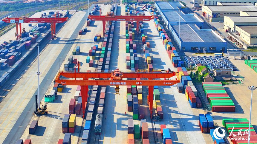 龍門吊在裝運新能源汽車貨柜集裝箱。人民網 朱海鵬攝