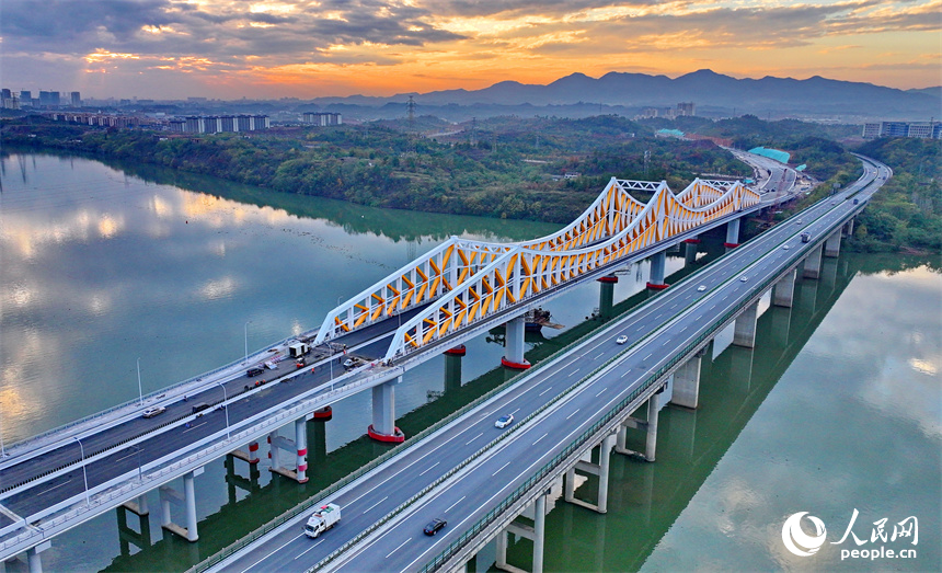 贛州市螺溪洲大橋項目建設地，工人在進行收尾施工。人民網 朱海鵬攝