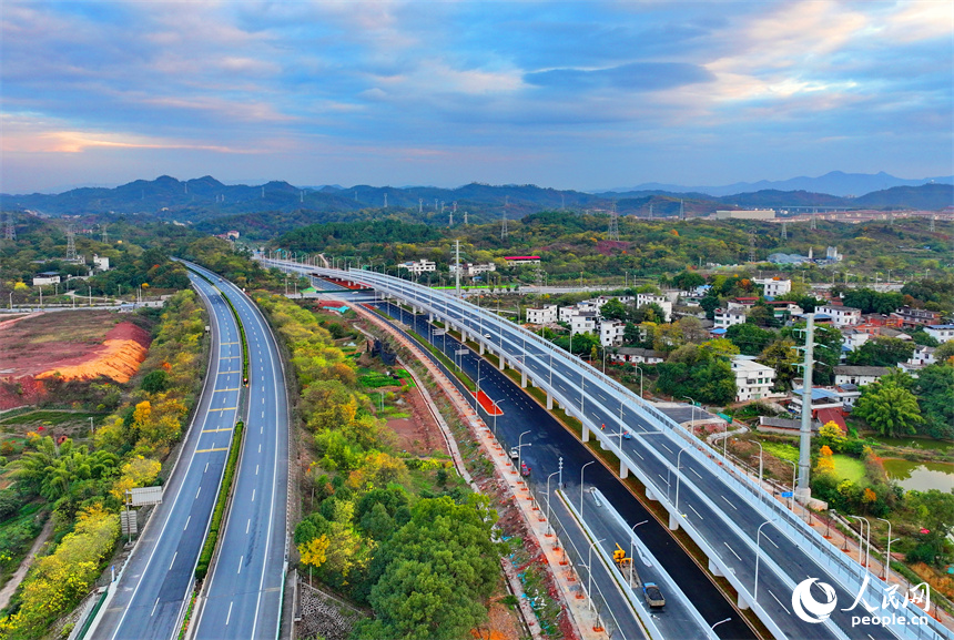 贛州市螺溪洲大橋項目建設地，工人在進行收尾施工。人民網 朱海鵬攝