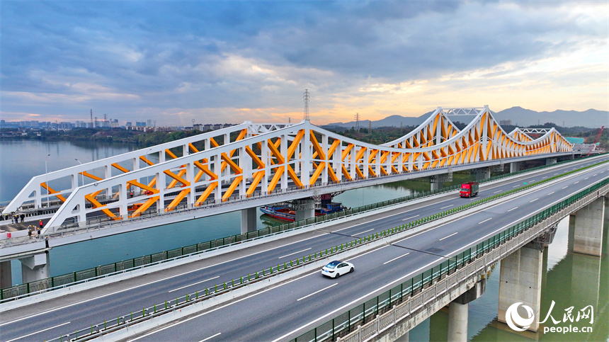 贛州市螺溪洲大橋項目建設地，工人在進行收尾施工。人民網 朱海鵬攝