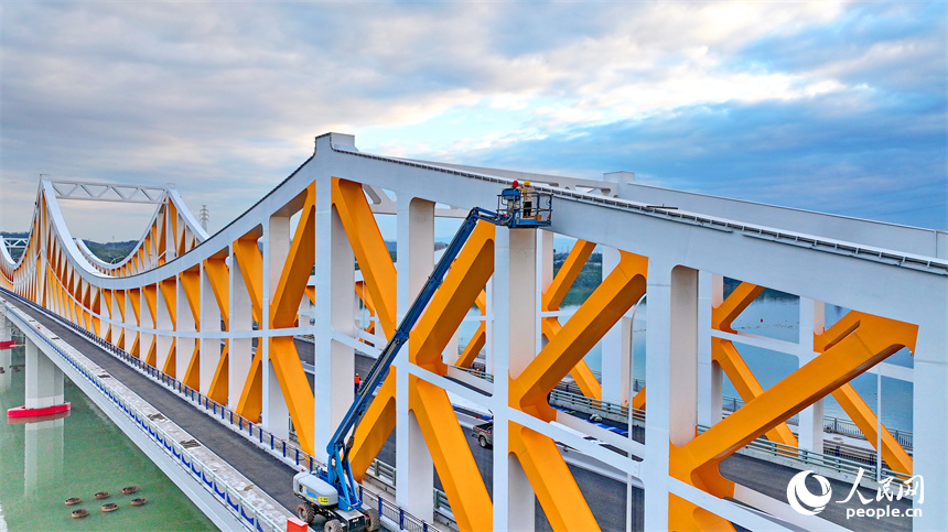 贛州市螺溪洲大橋項目建設地，工人在安裝橋梁照明設施，整橋進入施工收尾期。人民網 朱海鵬攝