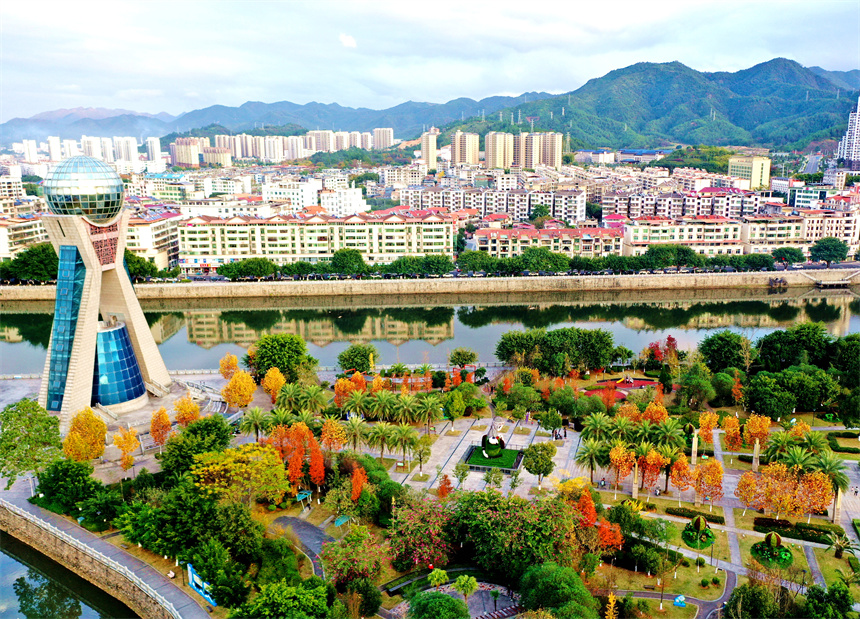 航拍鏡頭下的全南縣市民公園色彩斑斕，美不勝收。尹其奇攝 