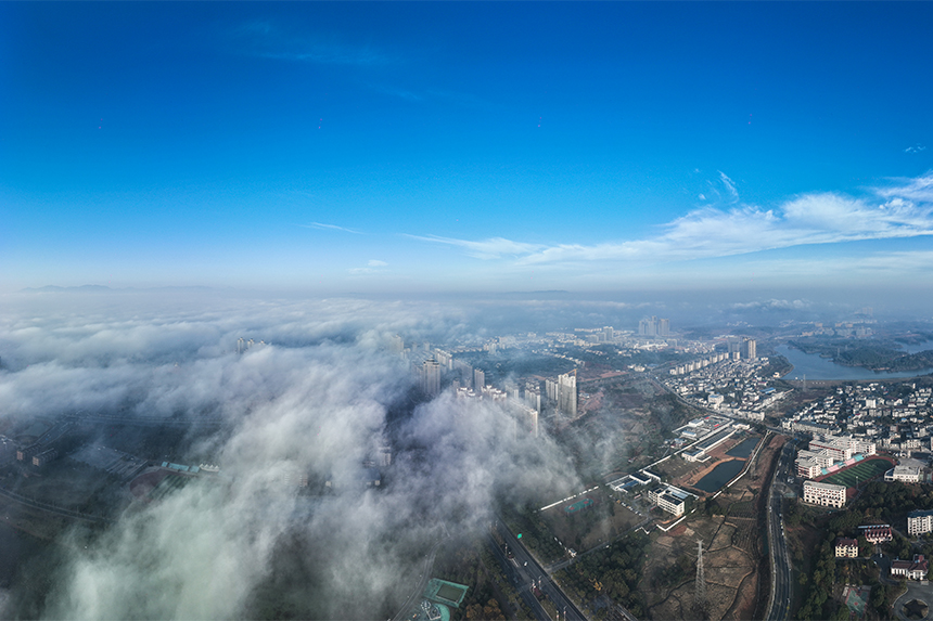 冬日的共青城云霧彌漫，云煙氤氳。潘成攝