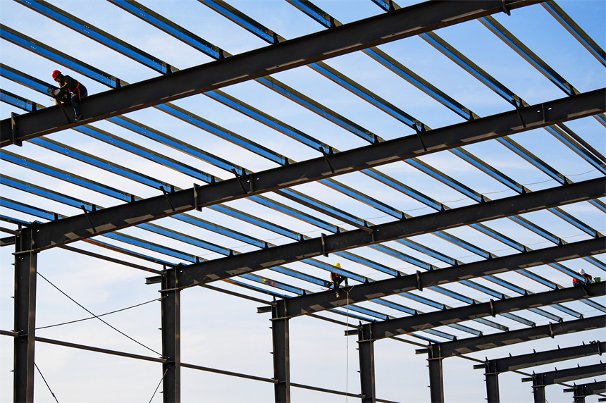 工人正在搶抓工期趕進度，確保各施工節點穩步推進。詹繼成攝