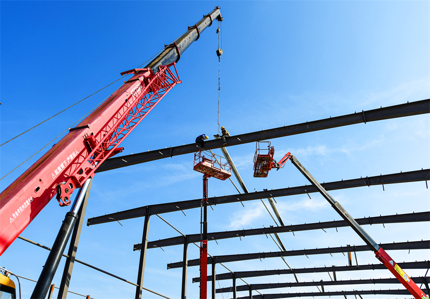 工人正在搶抓工期趕進度，確保各施工節點穩步推進。詹繼成攝