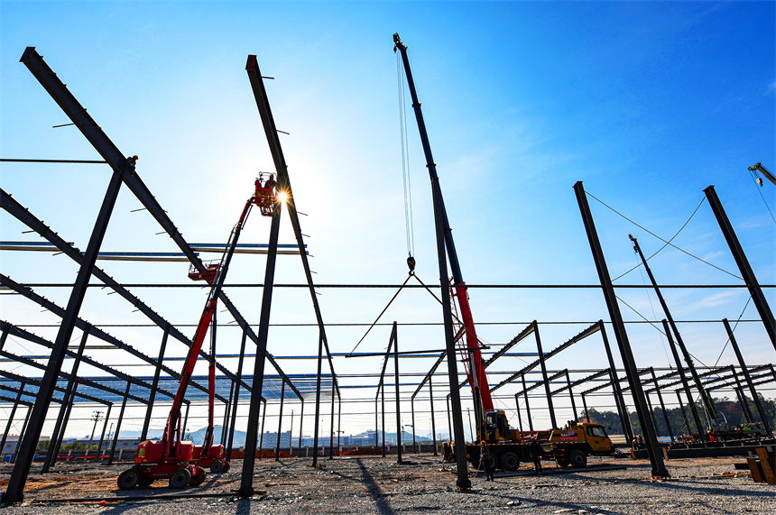 工人正在搶抓工期趕進度，確保各施工節點穩步推進。詹繼成攝