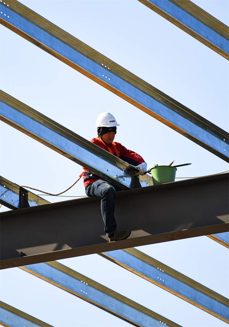 工人正在搶抓工期趕進度，確保各施工節點穩步推進。詹繼成攝