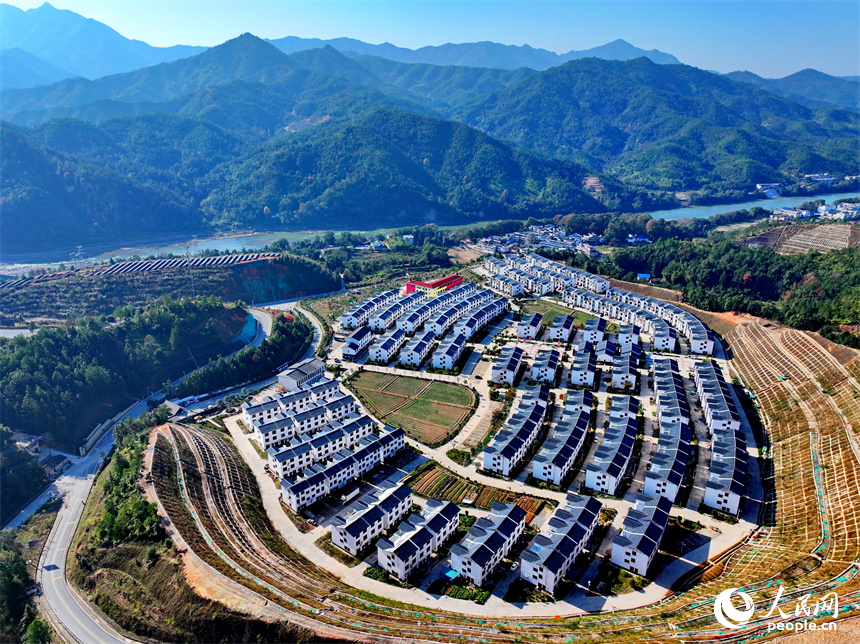 江西省贛州市會昌縣白鵝鄉梓坑村“梓坑家園”安置區，一棟棟新蓋的農房坐落于青山之中。人民網 朱海鵬攝