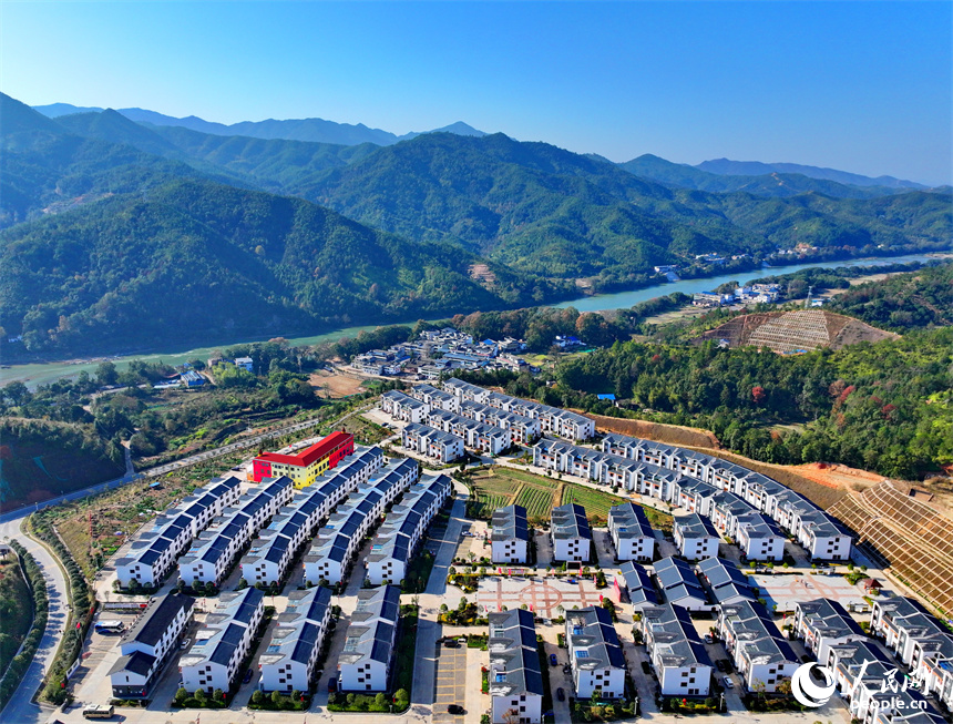 江西省贛州市會昌縣白鵝鄉梓坑村“梓坑家園”安置區，一棟棟新蓋的農房坐落于青山之中。人民網 朱海鵬攝