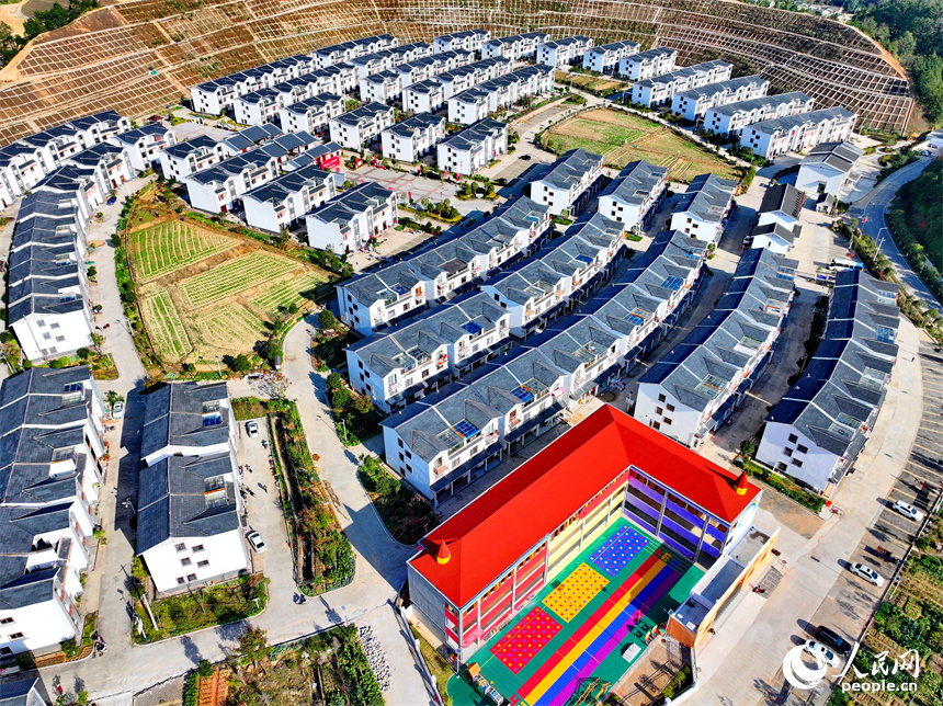 江西省贛州市會昌縣白鵝鄉梓坑村“梓坑家園”，嶄新的公辦幼兒園與一棟棟農房相映成趣，美景怡人。人民網 朱海鵬攝