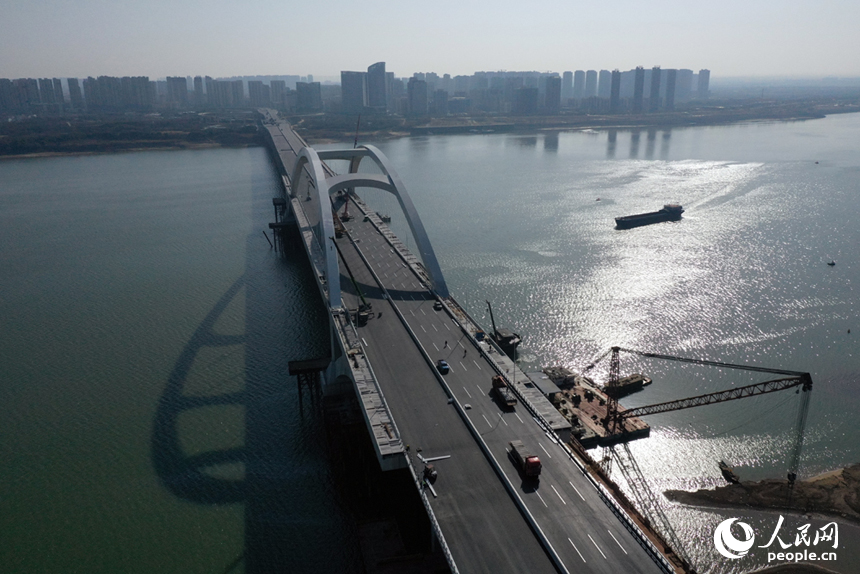 橫跨贛江連接南昌縣和紅谷灘區的復興大橋建設進入沖刺階段。 人民網記者 時雨攝