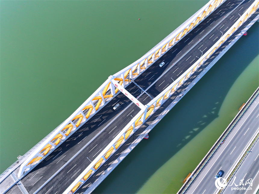贛州市螺溪洲大橋及105國道連接線工程建成通車。人民網 朱海鵬攝